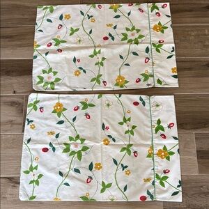 Vintage Utica Percale strawberry floral print set of 2 standard pillowcases